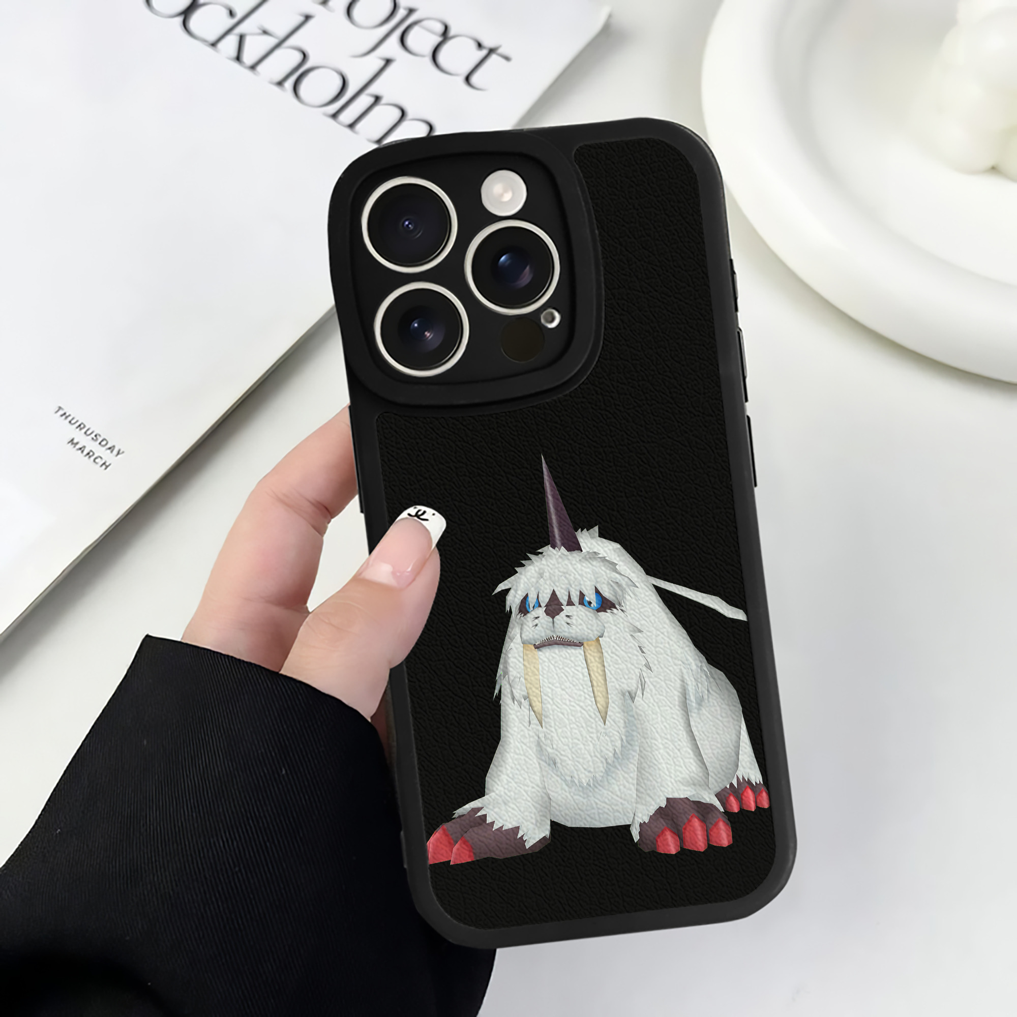 （画像用） Digimon デジタルモンスター/デジモン 【iPhone 16シリーズ対応】シリコンスマホケース（レザー調） 材質：シリコン